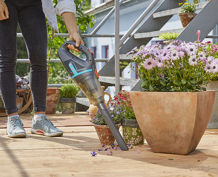 Un aspirador de mano con batería para la casa y el jardín